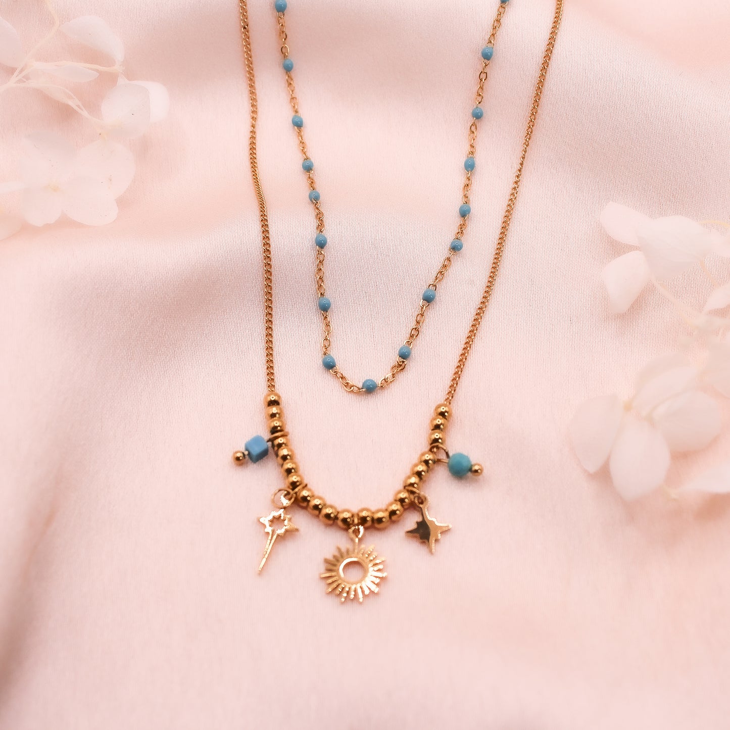 Collier double perles et breloques