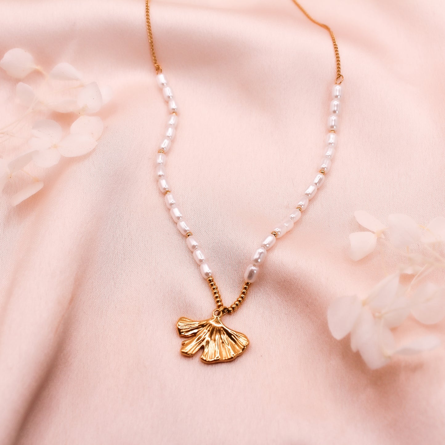 Collier pendentif feuille de ginkgo et perles