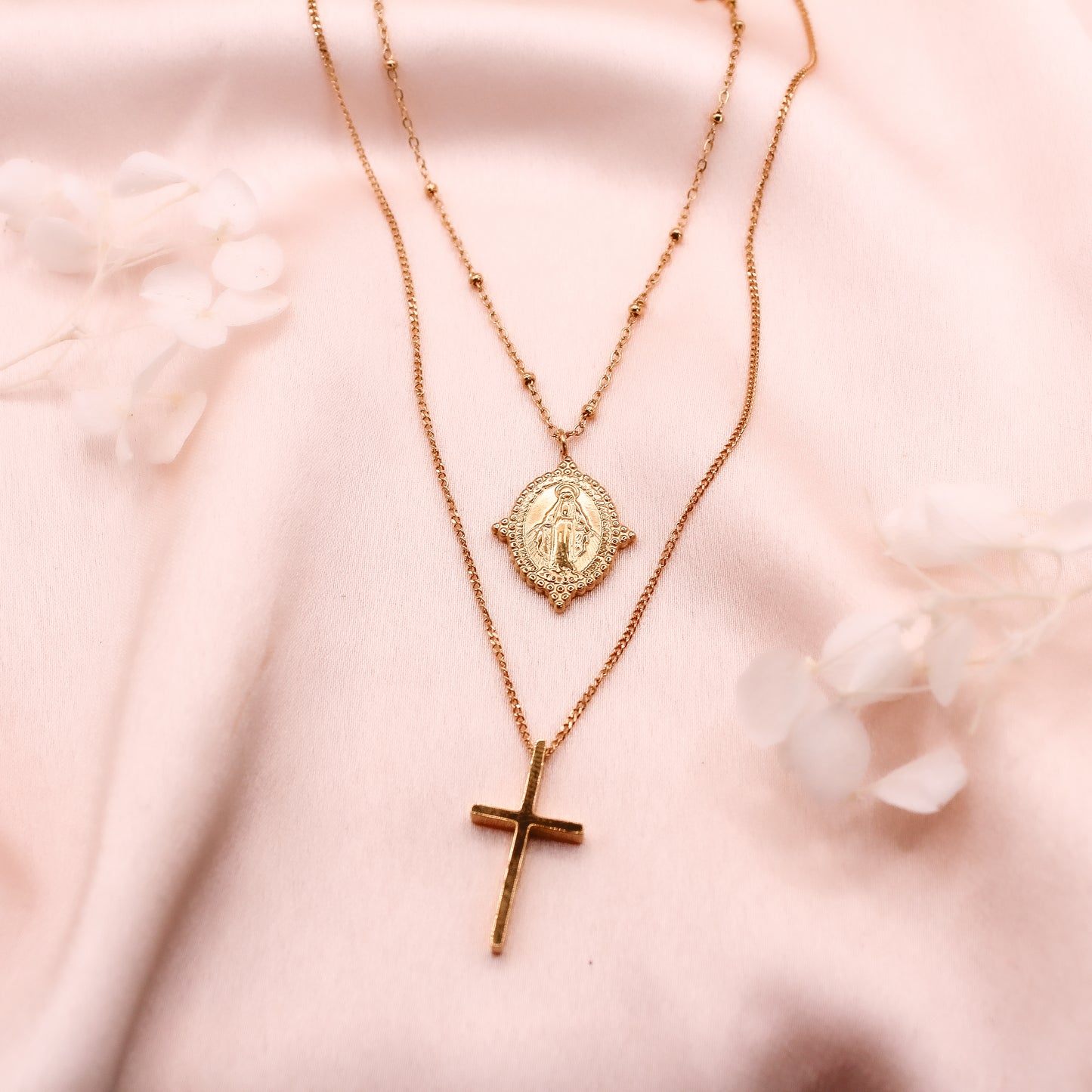 Collier double croix et médaillon