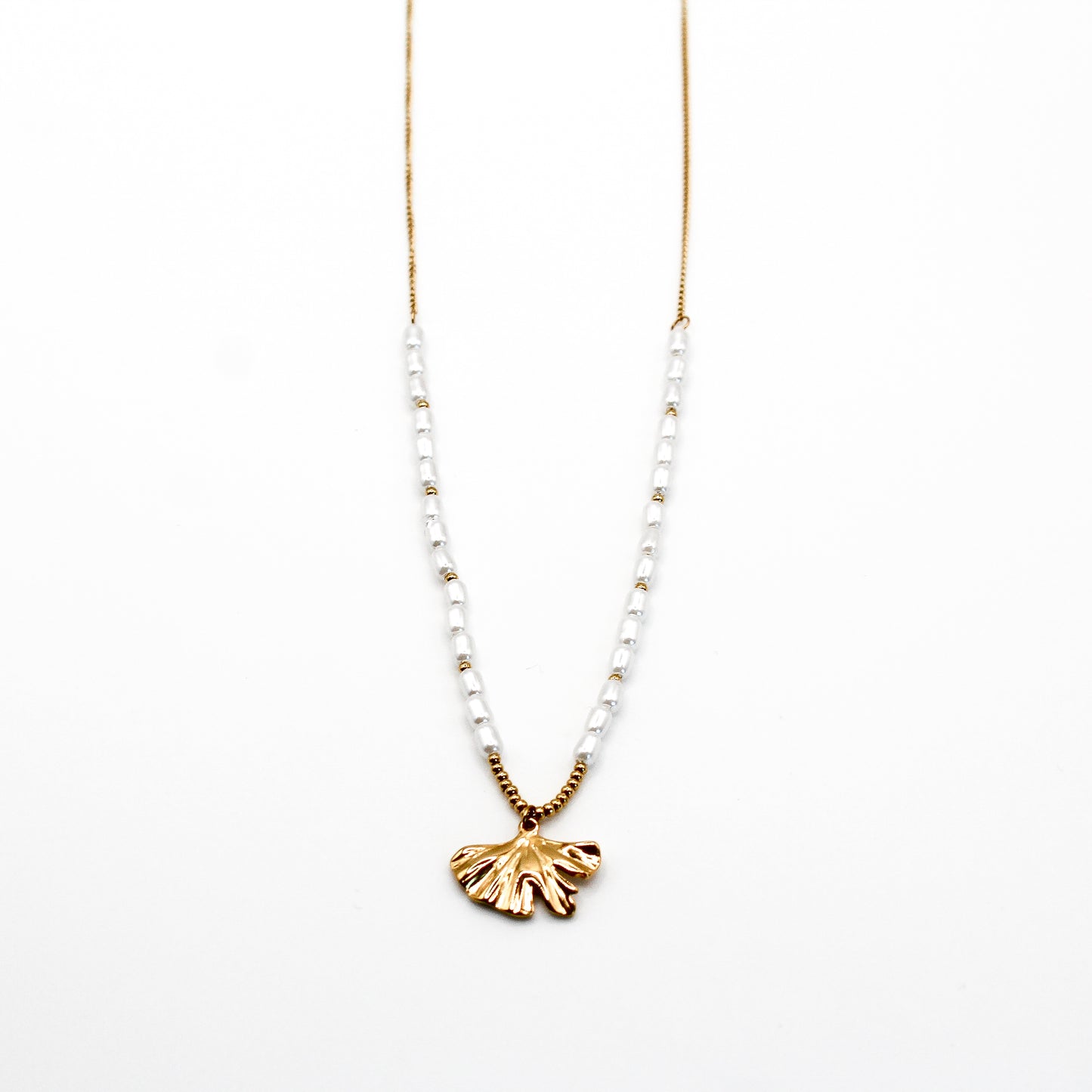 Collier pendentif feuille de ginkgo et perles