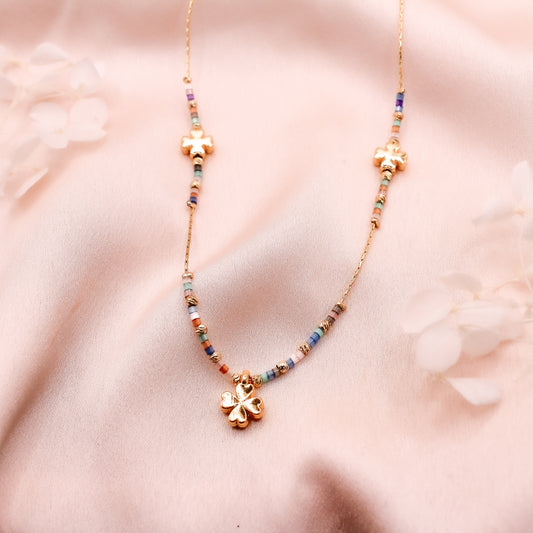 Collier perles multicolores et trèfles